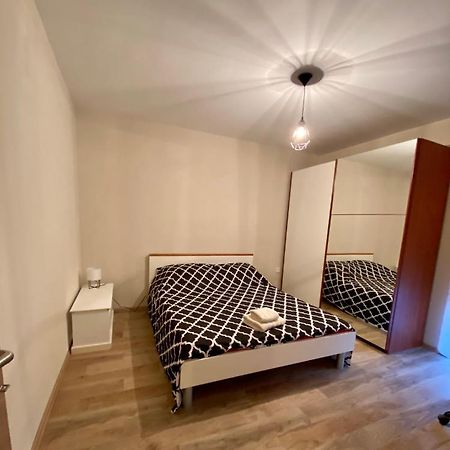 Apartment With Balcony And Free Parking 자다르 외부 사진