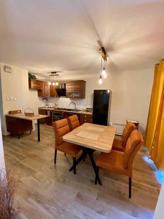 Apartment With Balcony And Free Parking 자다르 외부 사진